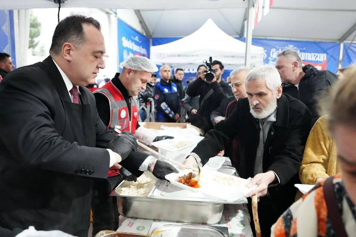 Başkan Besim Dutlulu Binlerce Manisalıyla İftar Sofrasında Buluştu (15)