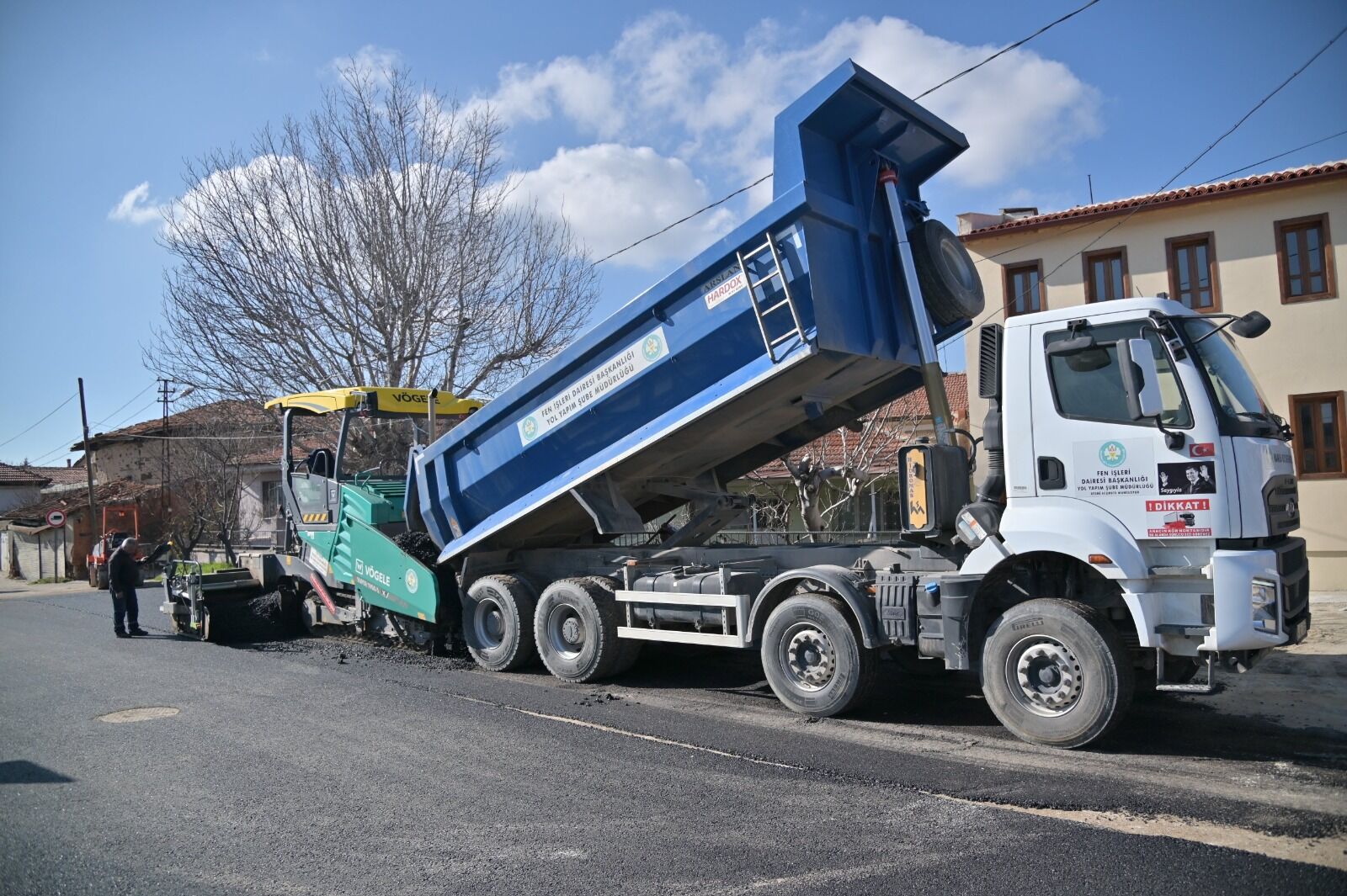 Büyükşehir’den Kula’da Ulaşım Konforu Için 8 Bin Tonluk Asfalt Çalışması (8)