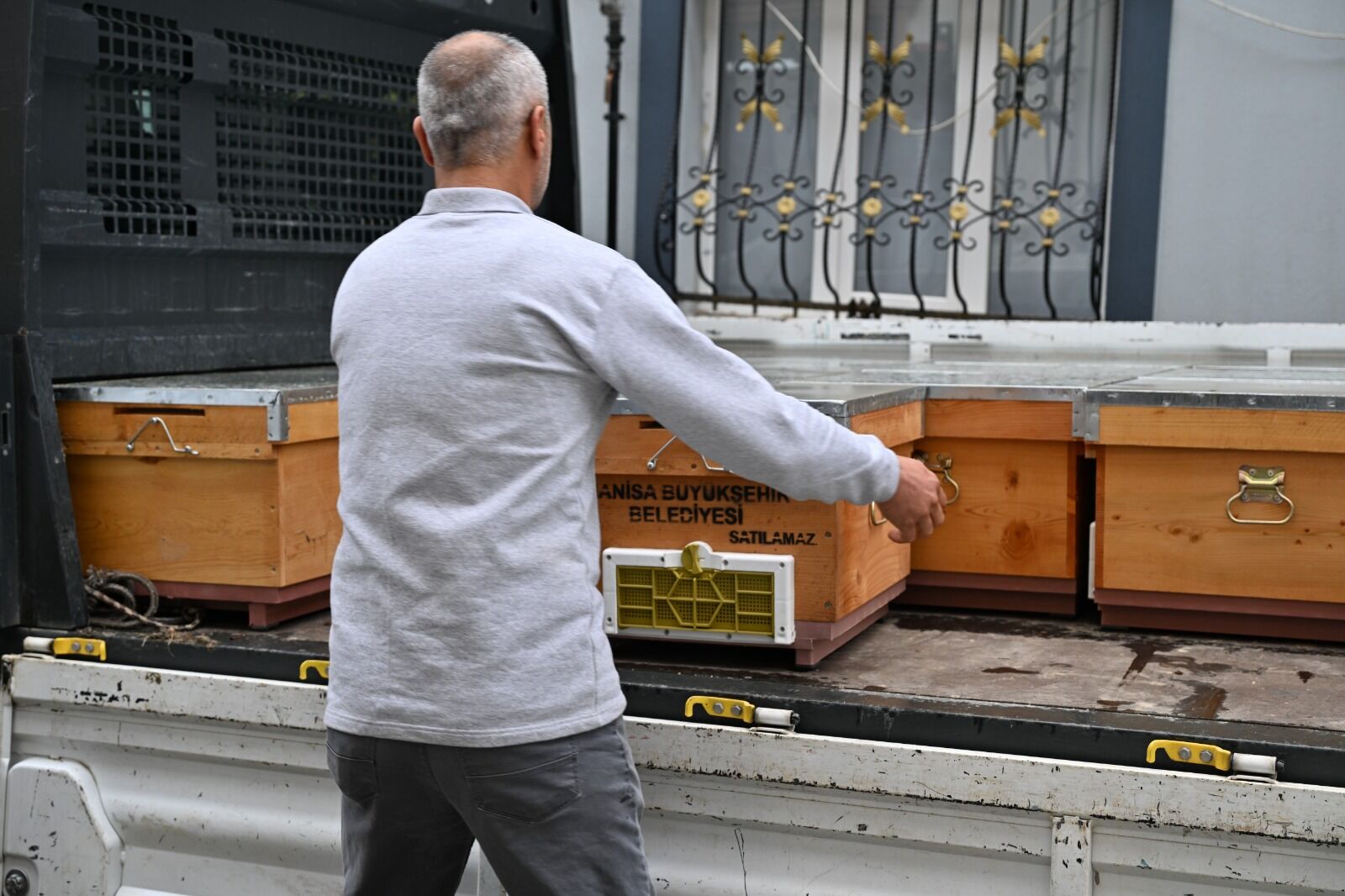 Büyükşehir’den Sel Mağduru Arıcıya Kovan Desteği (5)