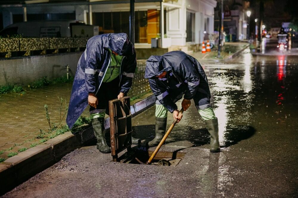 Çeşme’de Şiddetli Yağışa Karşı Kesintisiz Mücadelephoto 2026 02 02 09 48 36