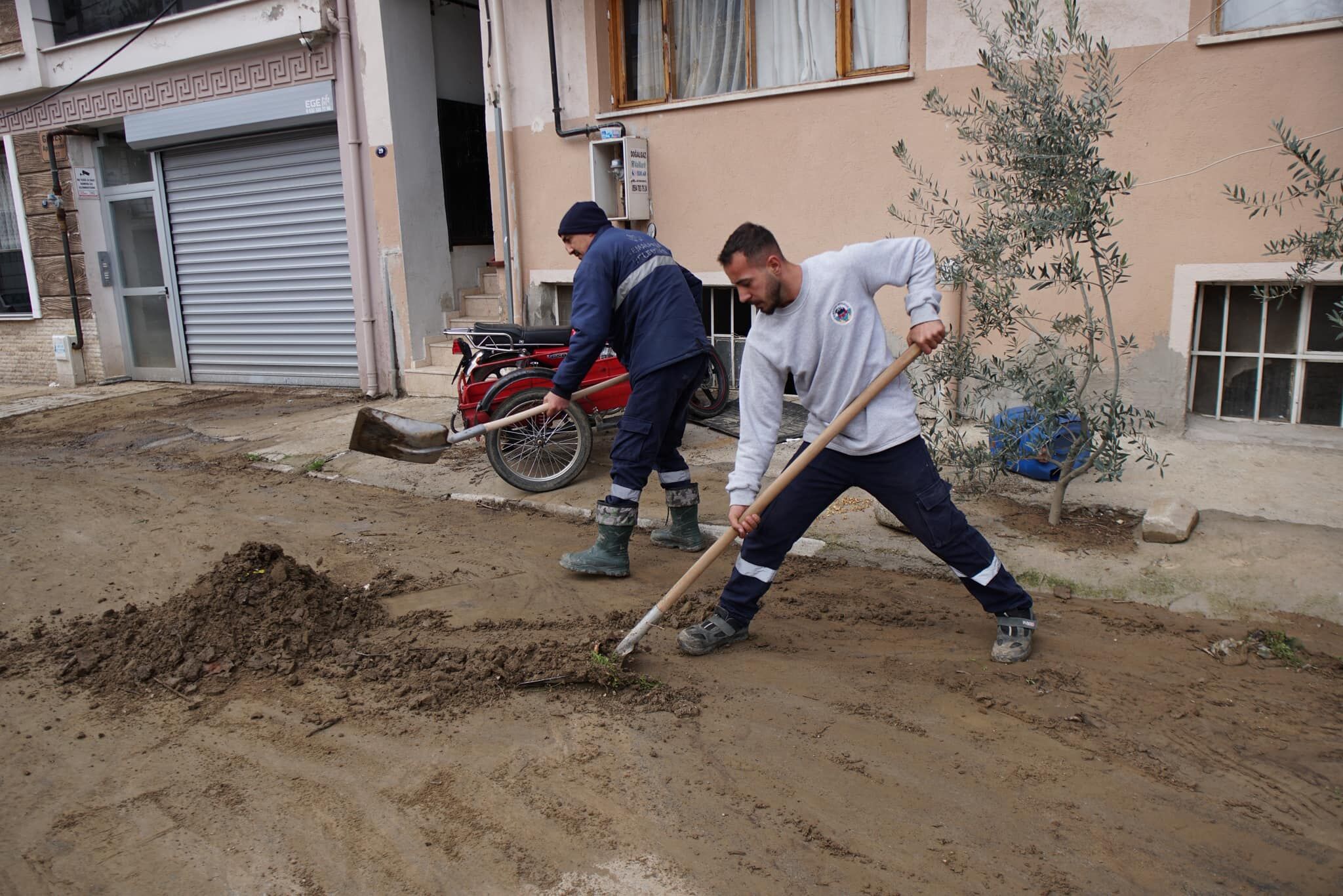 Kemalpaşa’da Seli̇n Tüm İzleri̇ Si̇li̇ni̇yor (4)