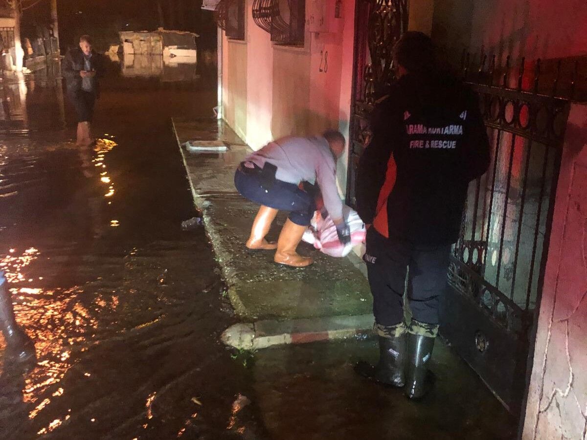 Manisa Büyükşehir Seferber 44 Vatandaş Ve 127 Hayvan Tahliye Edildi (12)