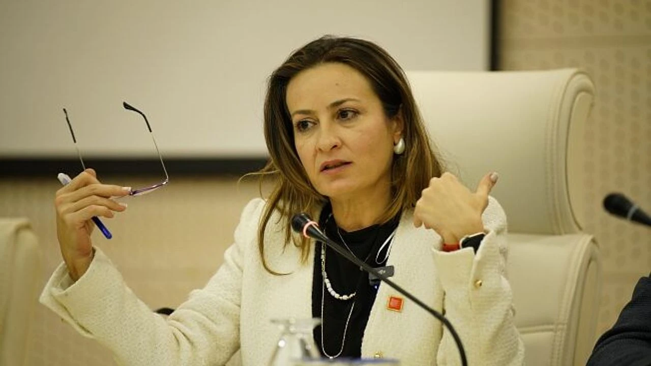 Baskan Ozalper Siyasi Parti Kongresinde Burokratlar Boy Boy Fotograf Verdi 9654F