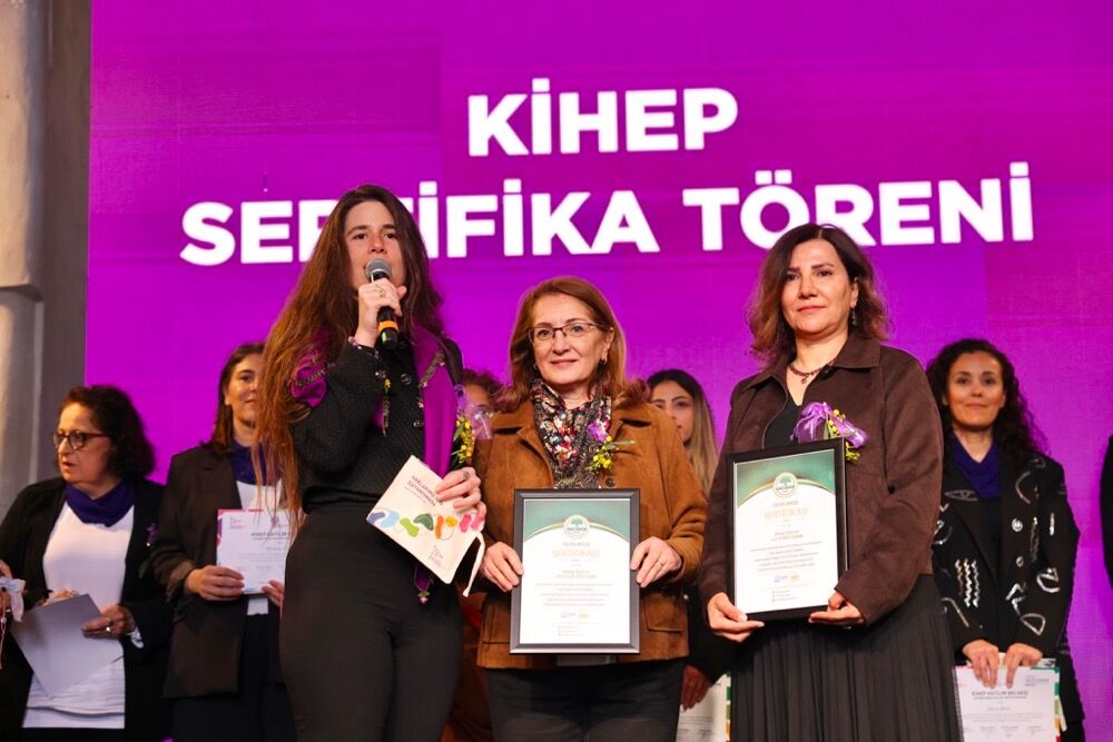 Çeşme’de 8 Mart Dünya Emekçi Kadınlar Günü “Buradayız, Eşitiz, Birlikteyiz” Temasıyla Kutlandıphoto 2026 03 08 16 49 59