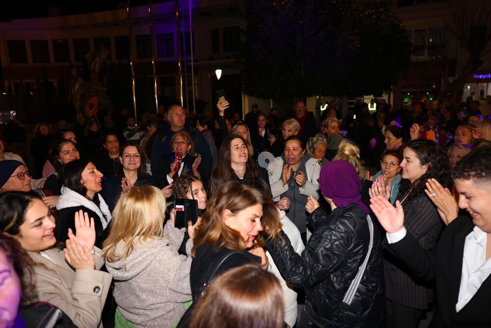 Çeşme’de 8 Mart Dünya Emekçi Kadınlar Günü “Buradayız, Eşitiz, Birlikteyiz” Temasıyla Kutlandıphoto 2026 03 08 22 24 53