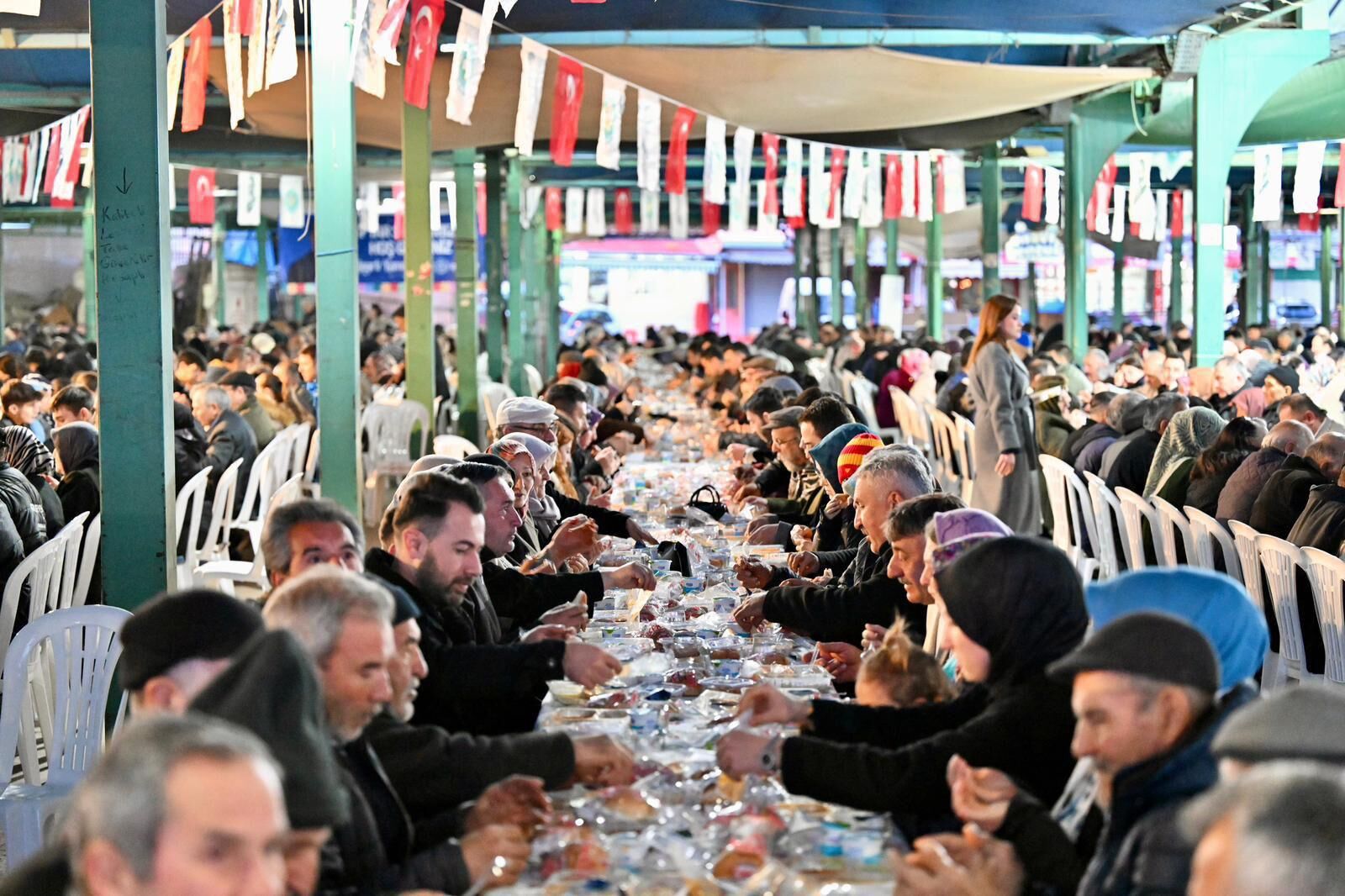 Demirci’deki İftar Sofrası Birlik Ve Bereketi Aynı Sofrada Buluşturdu (3)