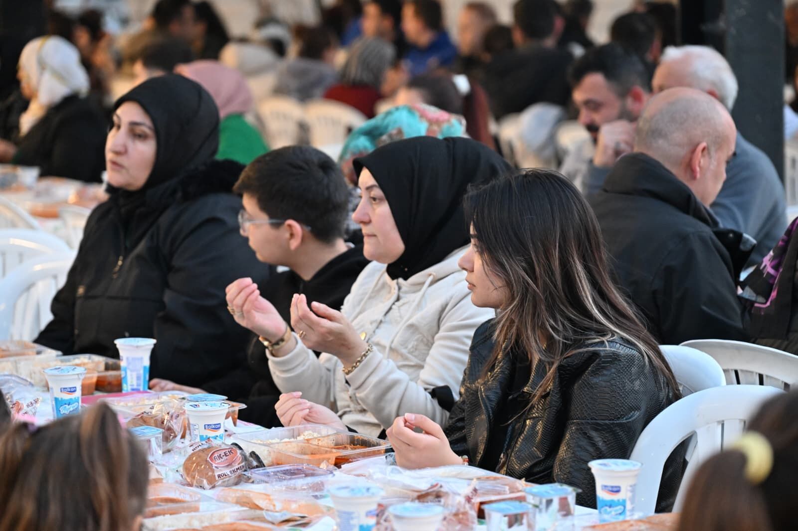 Manisa Büyükşehir’in İftar Sofrası Akhisar’da Kuruldu (4)