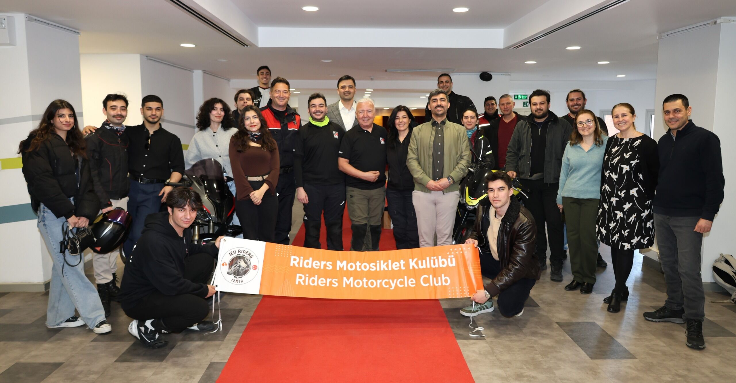 Motosiklet Dünyasının Tanınmış Isimlerini Konuk Eden İeü, Gençler Arasında Kullanımı Giderek Artan Motosiklet Için ‘Sürüş Teori’ Eğitimi Gerçekleştirerek Örnek Bir Farkındalığa Imza Attı.