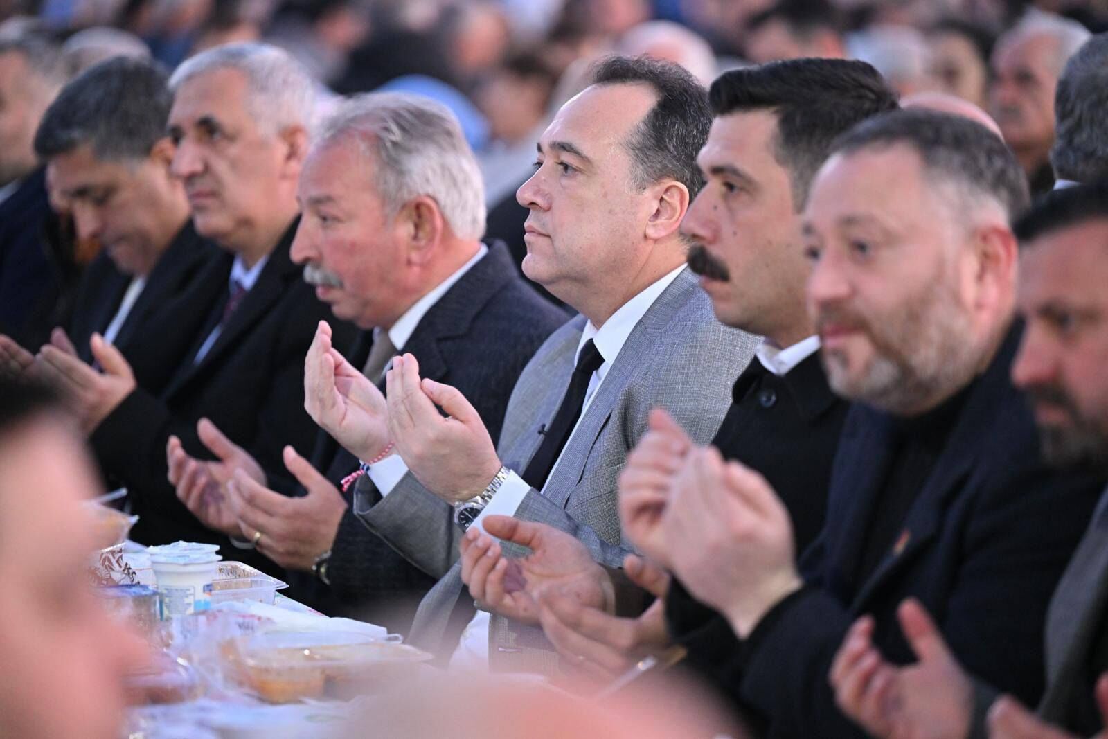Ramazan’ın Bereketi Salihli’de Kurulan İftar Sofrasında Paylaşıldı (1)
