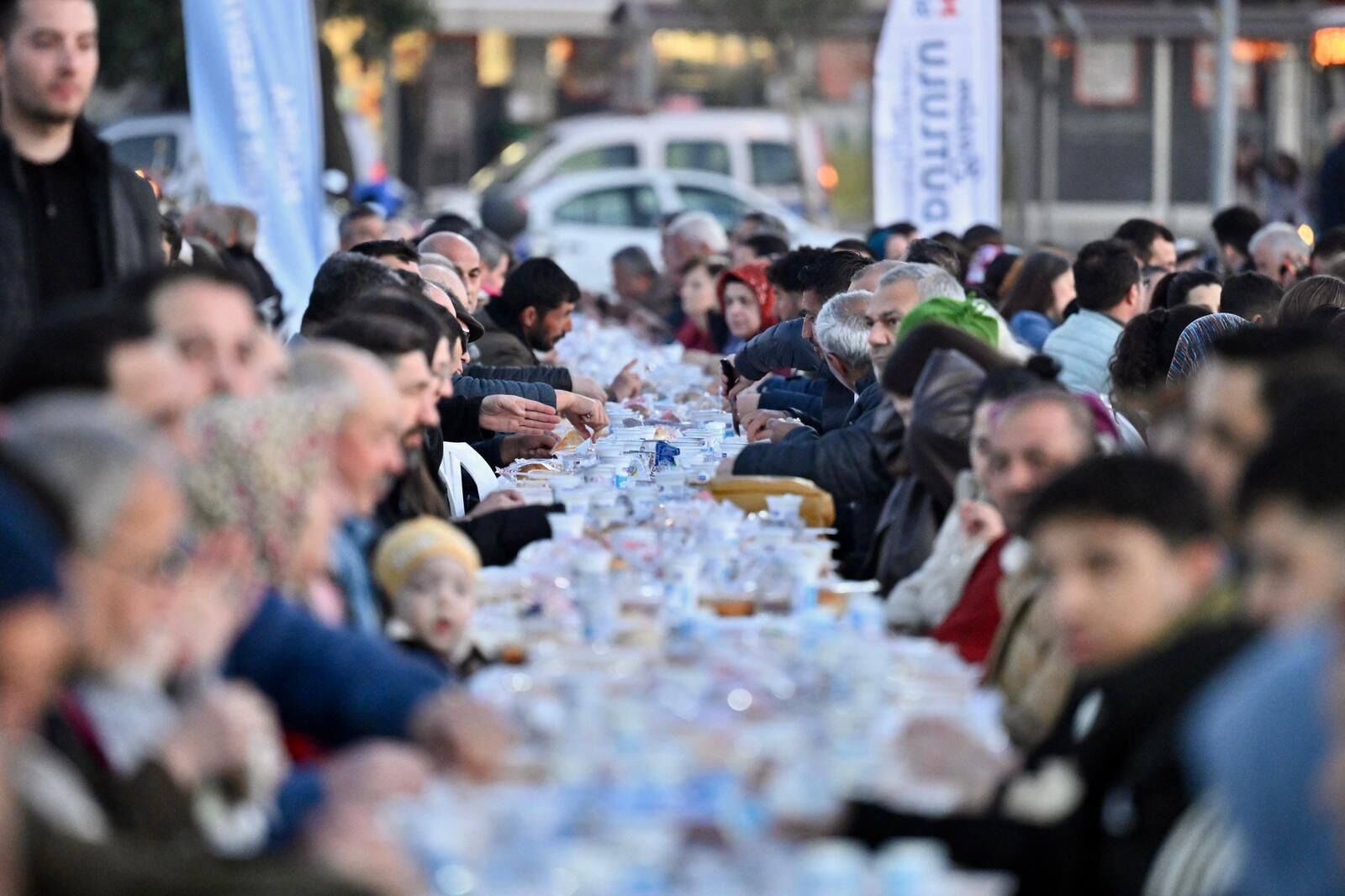 Ramazan’ın Bereketi Salihli’de Kurulan İftar Sofrasında Paylaşıldı (14)
