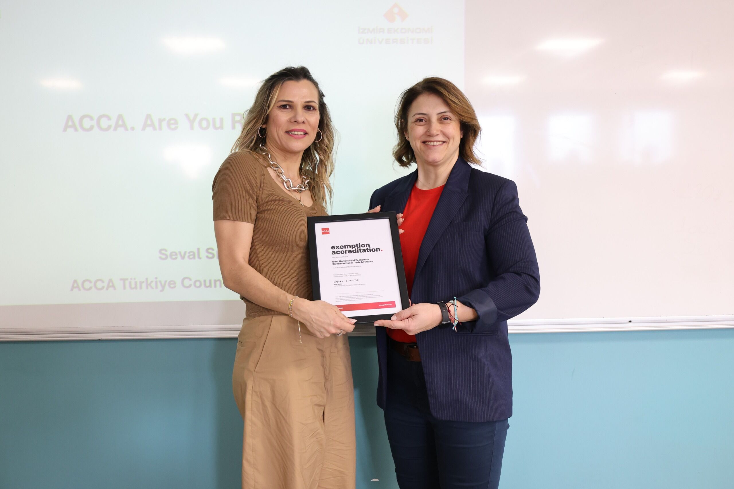 Sol Baştan...uluslararası Ticaret Ve Finansman Bölüm Başkanı Prof. Dr. Gülin Vardar Ve Acca Türkiye Ülke Müdürü Seval Sır