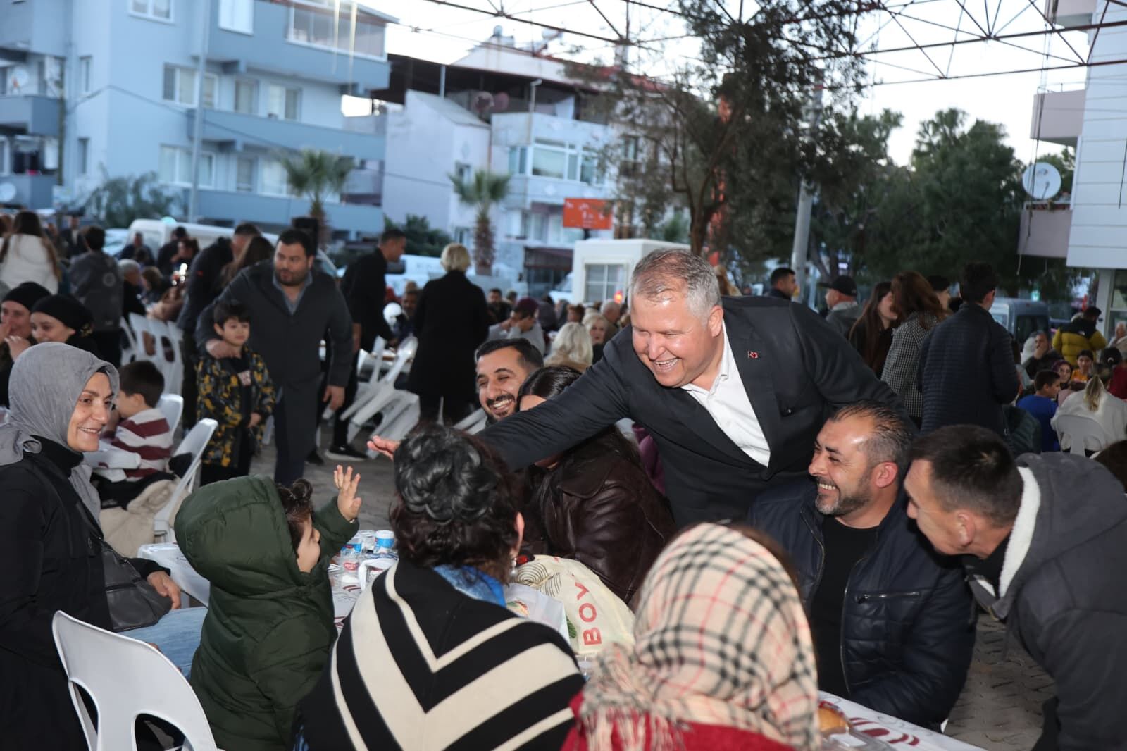 Urla’da Ramazan’ın Bereketi Dayanışma Sofralarında Paylaşıldı (3)
