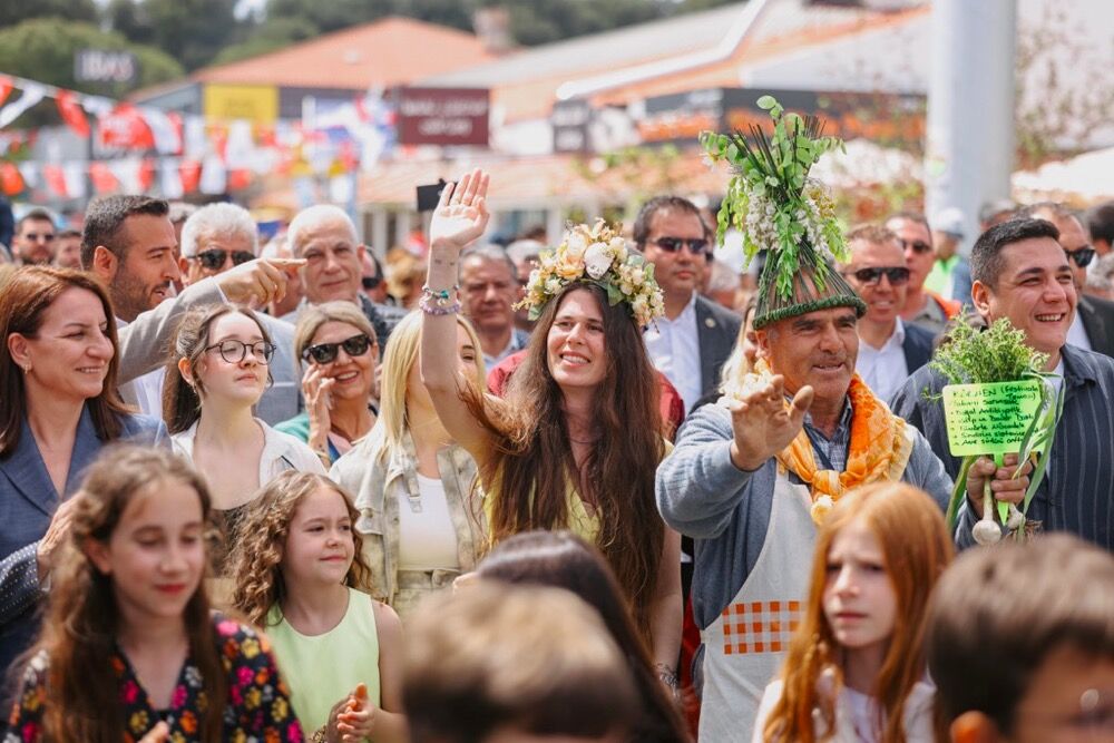 15. Uluslararası Alaçatı Ot Festivali’nin Görkemli Korteji Ve 23 Nisan Gururu Bir Arada Photo 2026 04 23 16 33 23 4