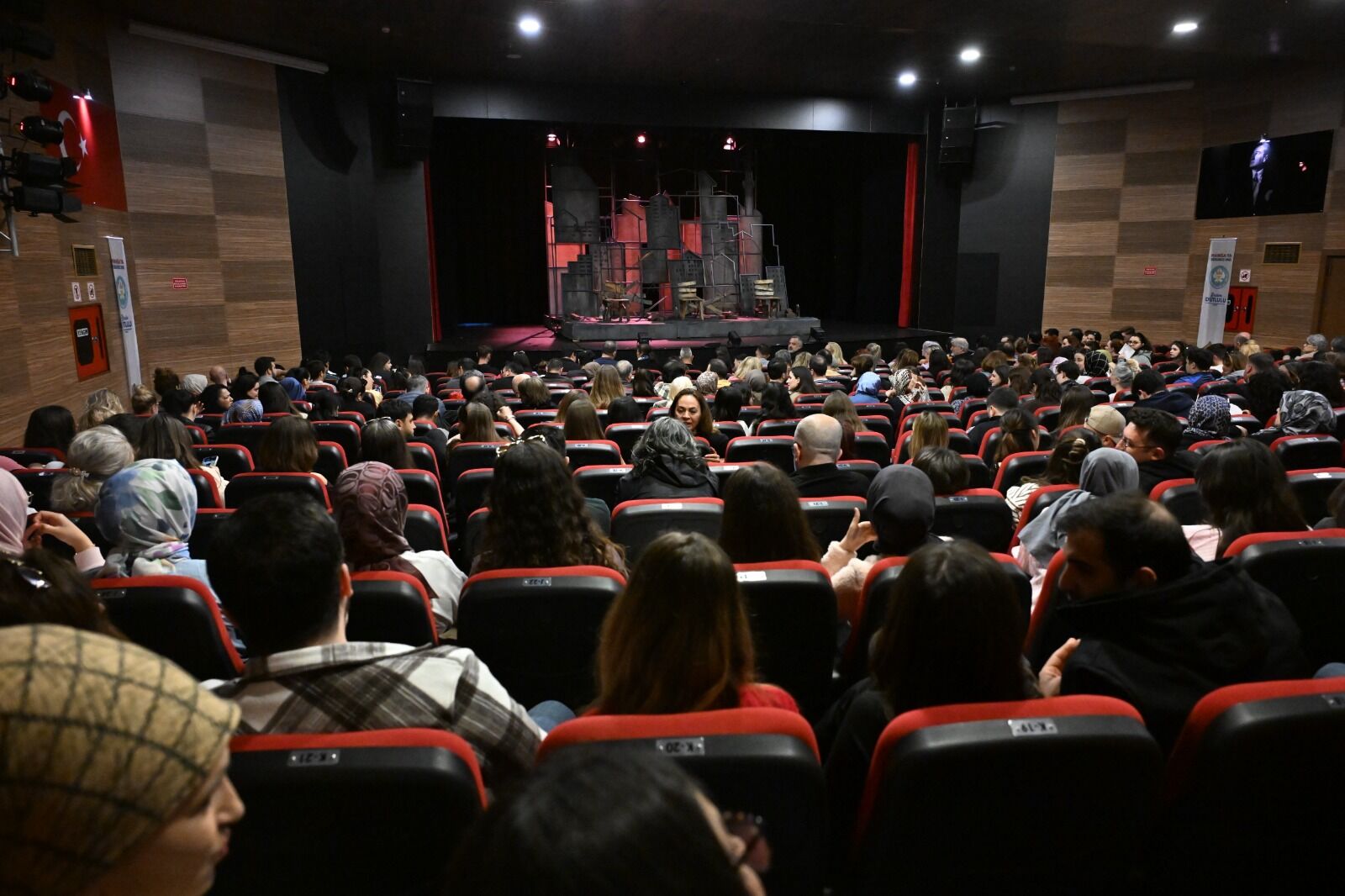 2. Uluslararası Mesir Tiyatro Festivali’nde Duygu Dolu Performans (2)