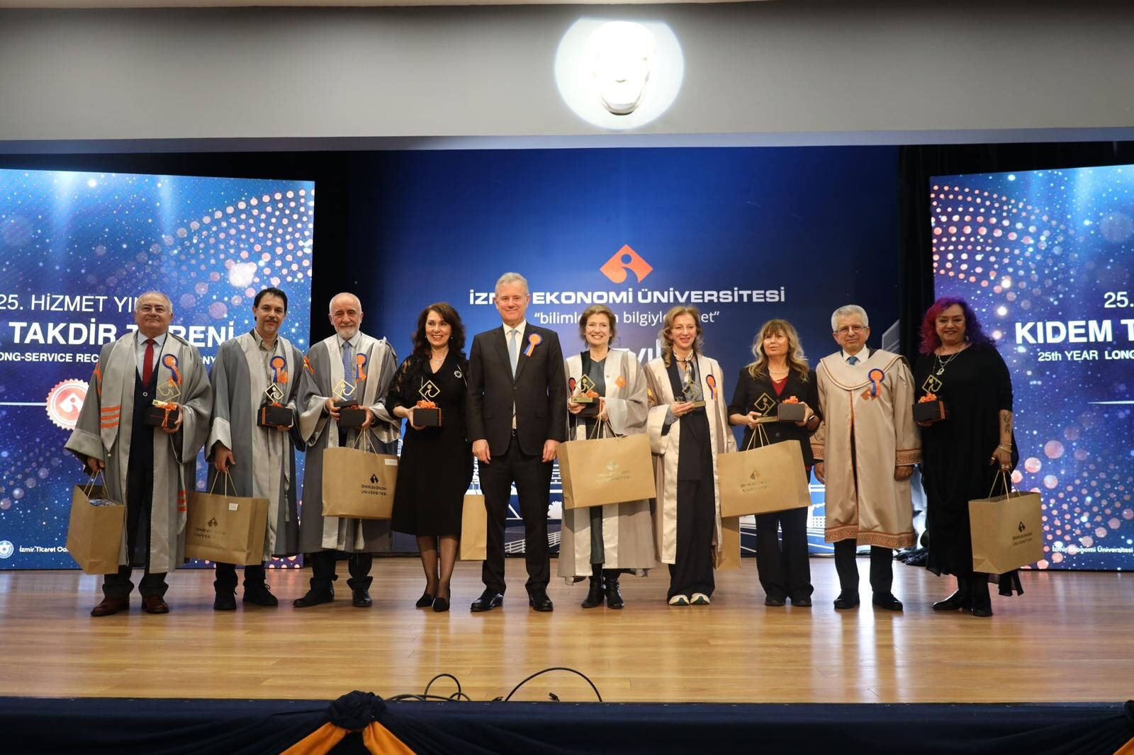 Açılış Konuşmalarının Ardından, Üniversitedeki 25’Inci Hizmet Yılını Dolduran Akademisyenlere Ve Idari Çalışanlara Plaketleri Takdim Edildi.