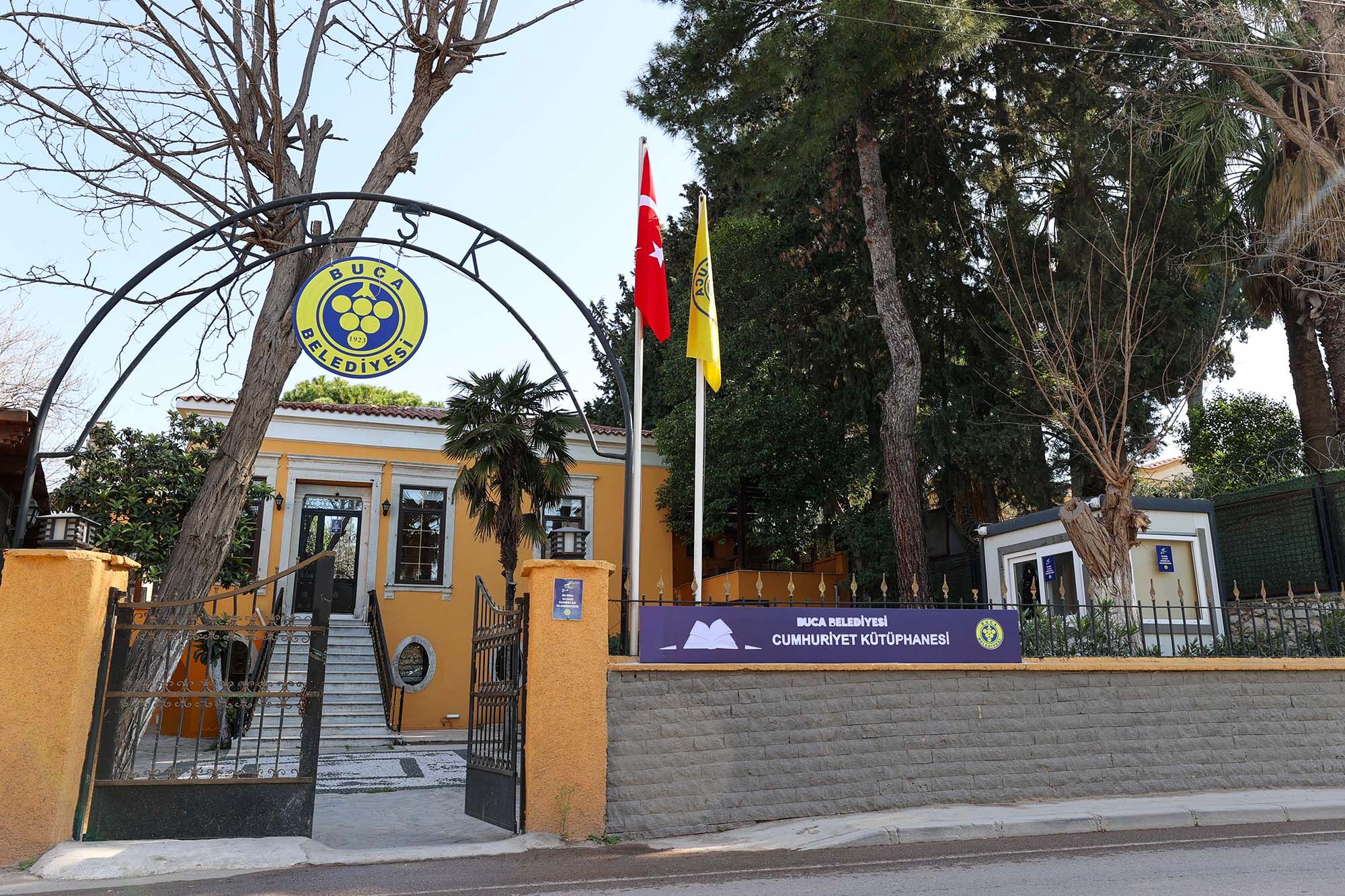 Buca Cumhuriyet Kutuphanesi (2)