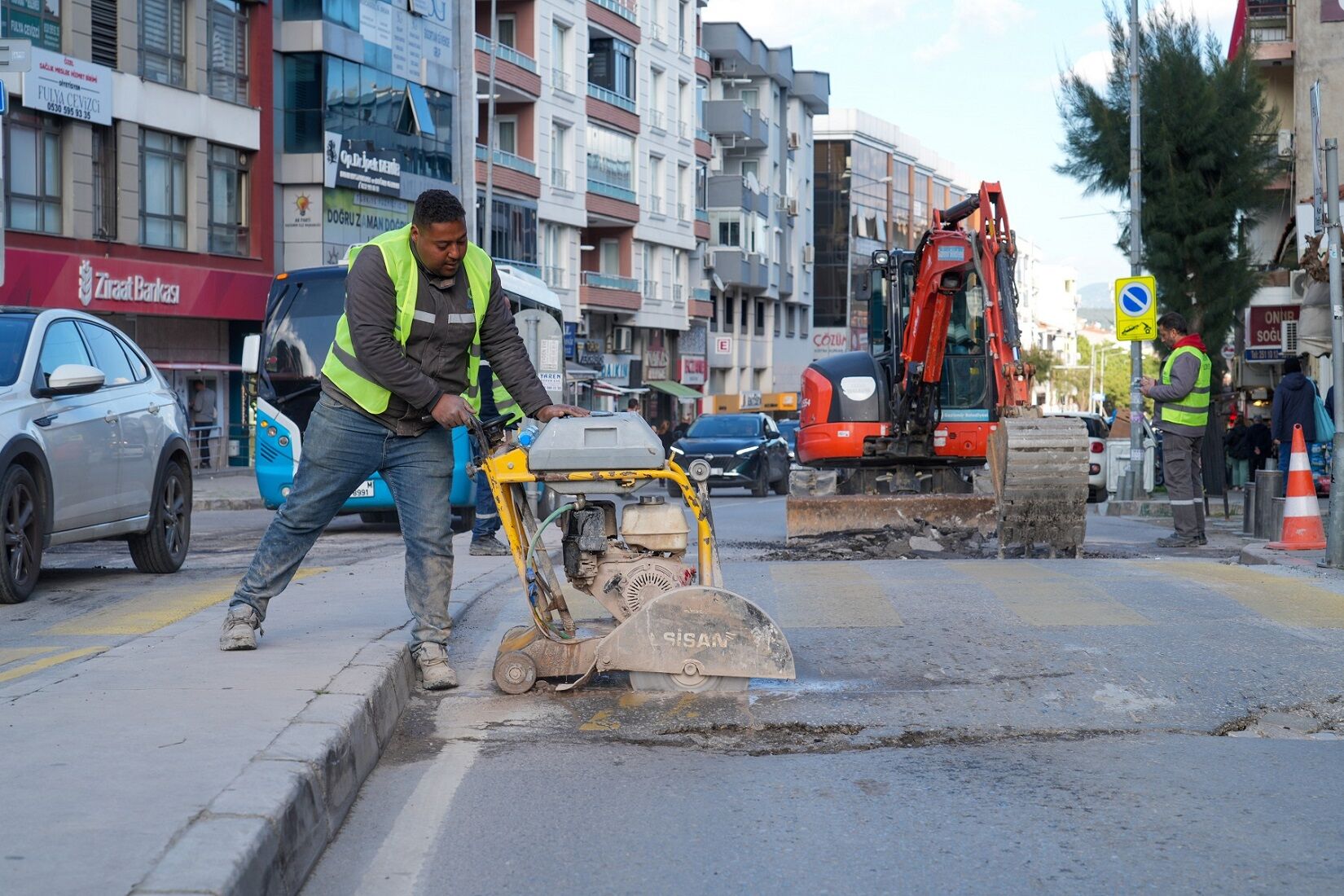 Gaziemir’de 32 Bin 191 Metrekarelik Alandaki Yol Ve Kaldırımlar Yenilendi (6)