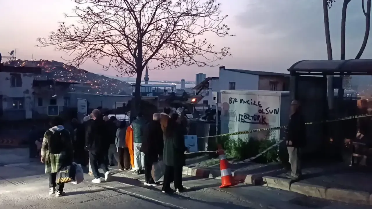 Konak Ta Kaza Nedeniyle Elektrik De Kesildi Kamyon 3 Metreden Okul Bahcesine Uctu 2