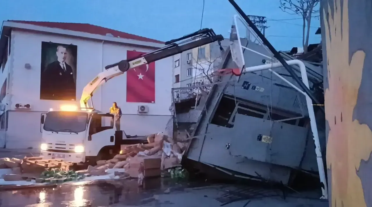 Konak Ta Kaza Nedeniyle Elektrik De Kesildi Kamyon 3 Metreden Okul Bahcesine Uctu 3