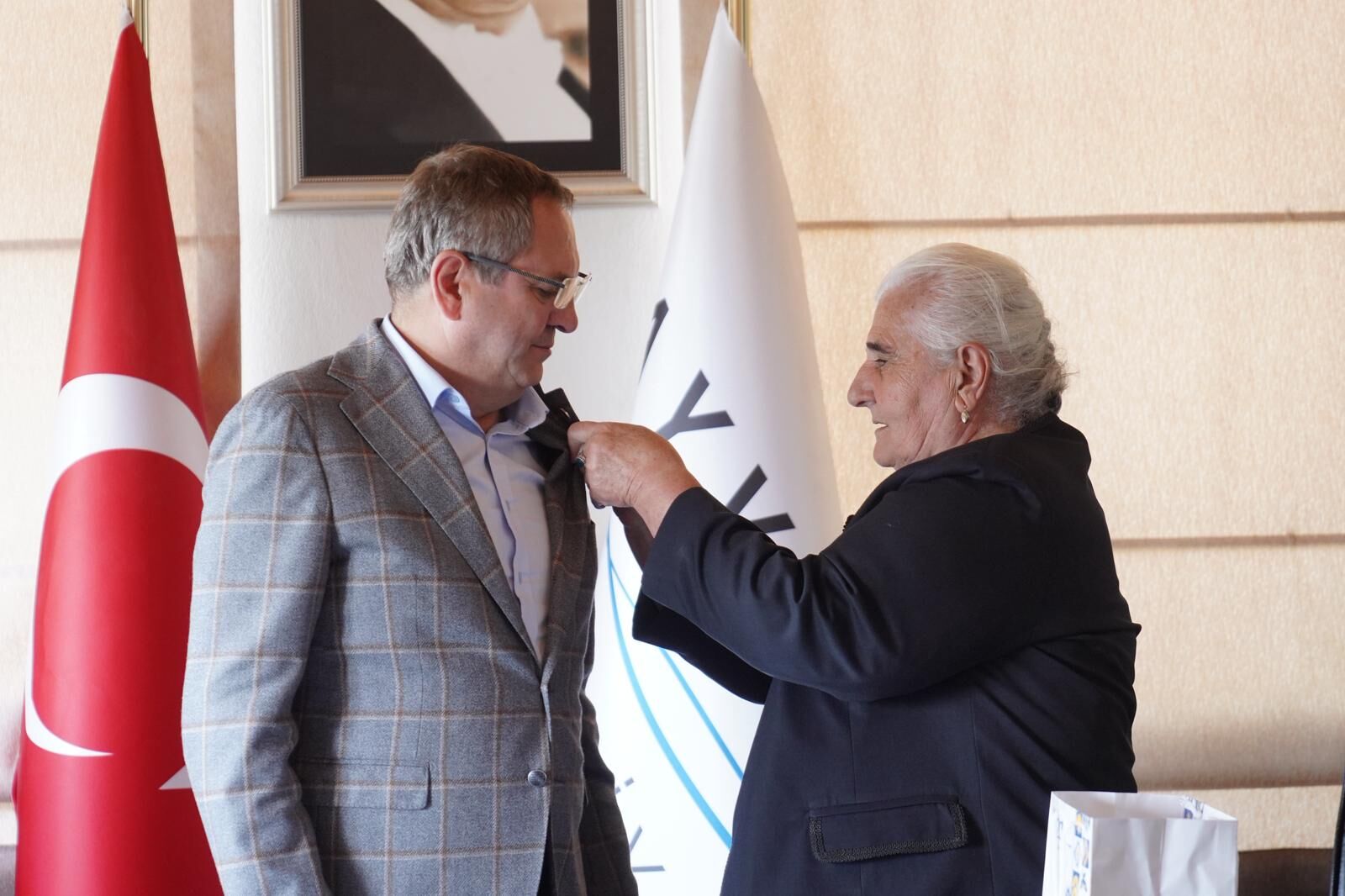 01Ayvalık Belediye Başkanı Mesut Ergin’in Yakasına Rozet Takan, Kendi Yakalarında Taşıdıkları Rozetin De Srebrenitsa’daki Mezarlığın Simgesi Olduğunu Ifade Eden Subasic, Bu Sembolü Yaşamları Boyunca Taşımaya Deva