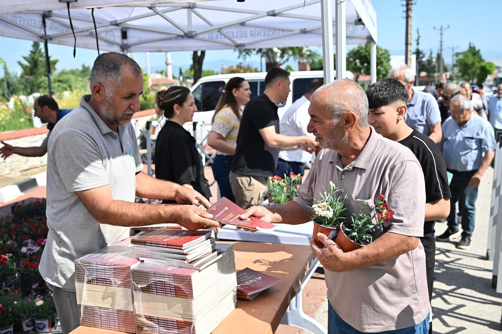 Büyükşehir’den Mezarlıklarda Bayram Öncesi Anlamlı Hizmet (5)