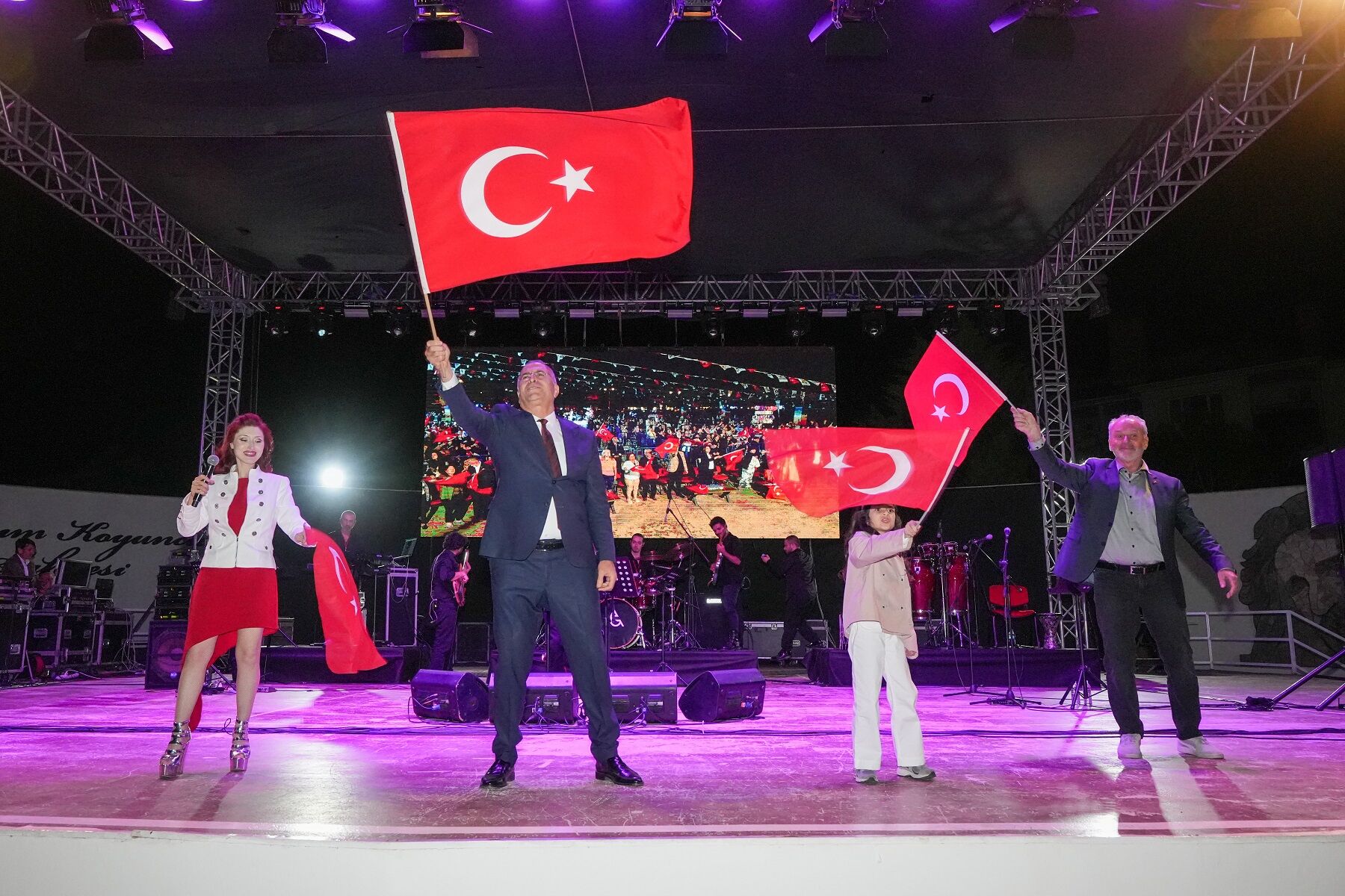 Gaziemir’de 19 Mayıs Kutlamaları Aslı Güngör Konseriyle Başladı (11)