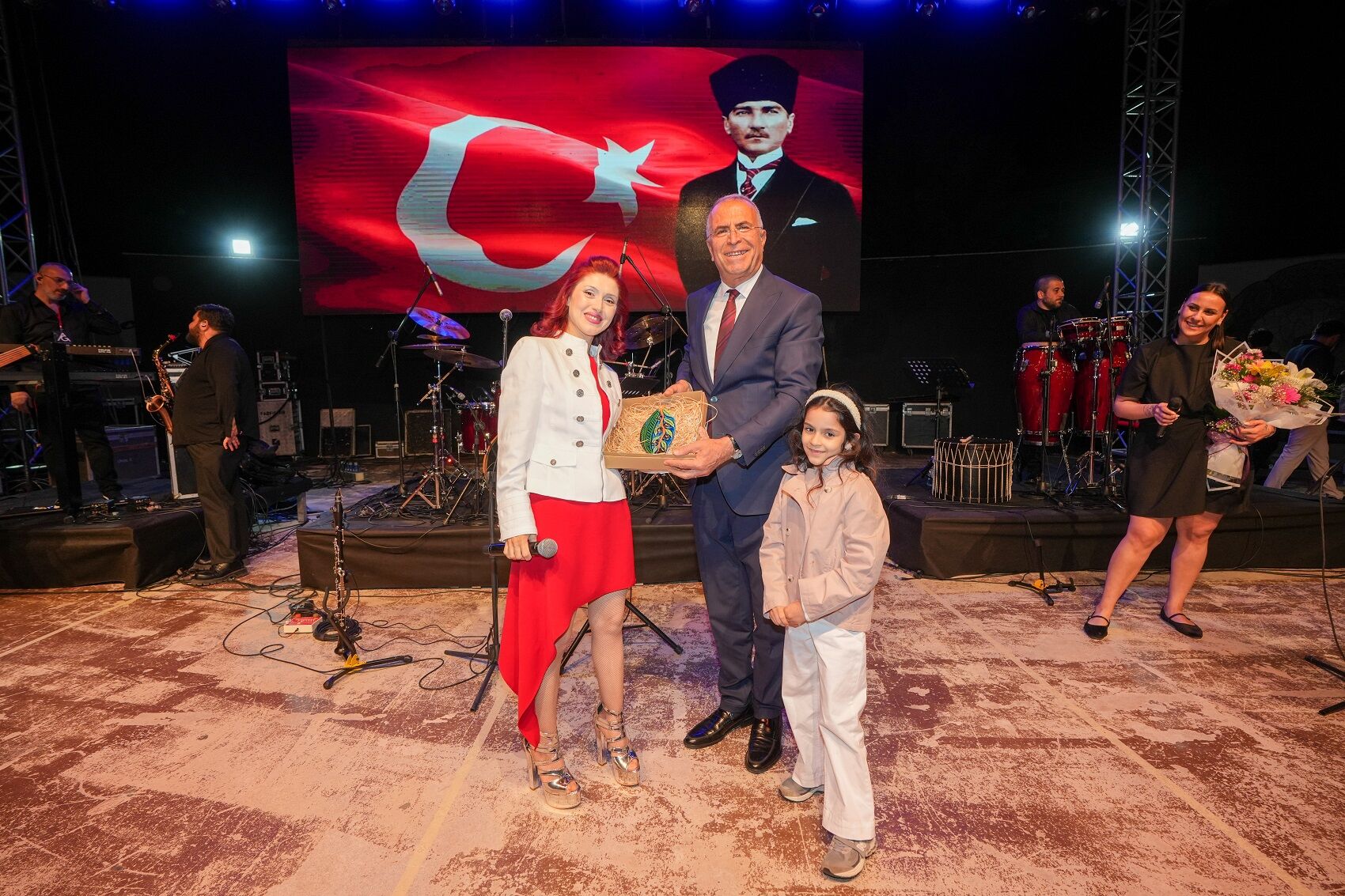 Gaziemir’de 19 Mayıs Kutlamaları Aslı Güngör Konseriyle Başladı (7)
