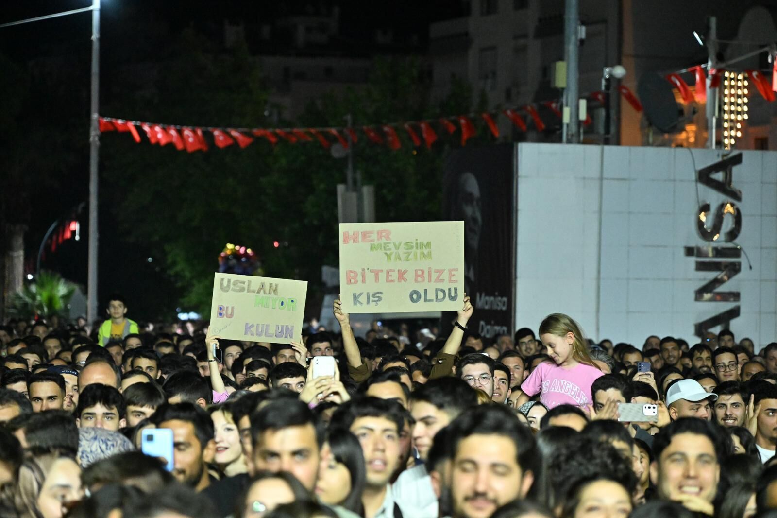 Manisa’da Gençlik Haftası Coşkusu Zeynep Bastık Konseriyle Başladı (7)
