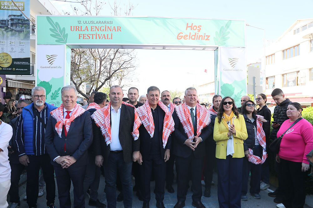 Urla Enginar Festivali Coşkuyla Başladı Sokaklar Şölene Döndü (1)