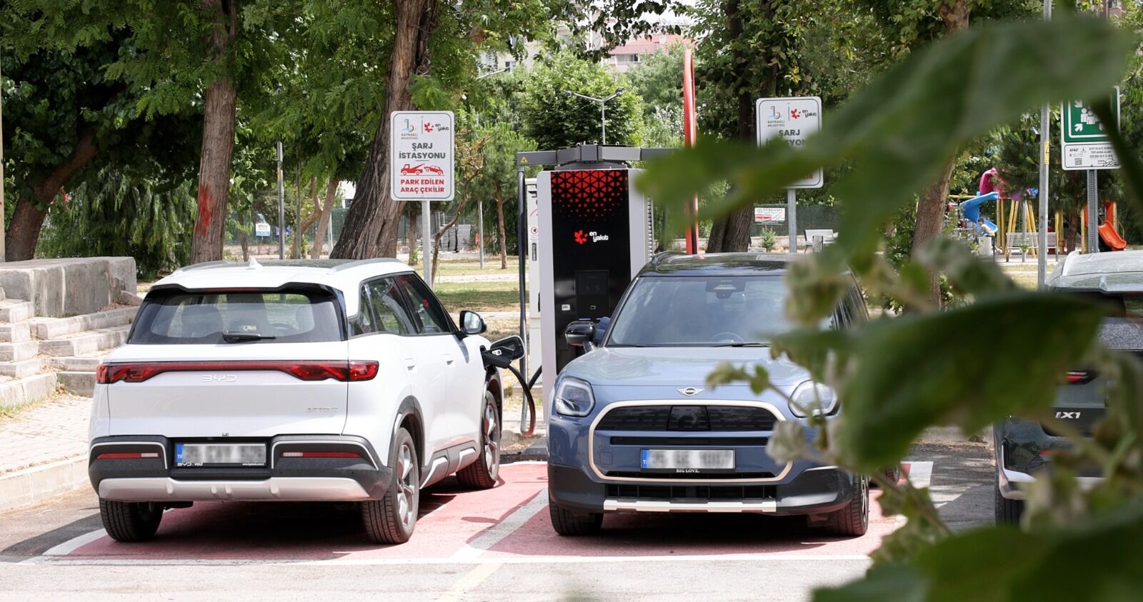 Bayrakli’da Elektri̇kli̇ Araç Şarj İstasyonlari Hi̇zmete Gi̇rdi̇ (1)