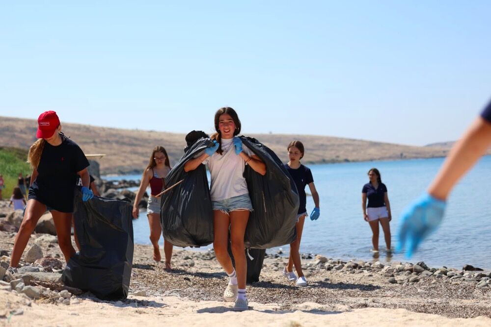 Çeşme’de Aynı Gün Iki Ayrı Noktada Çevre Seferberliğiphoto 2026 06 07 11 35 48