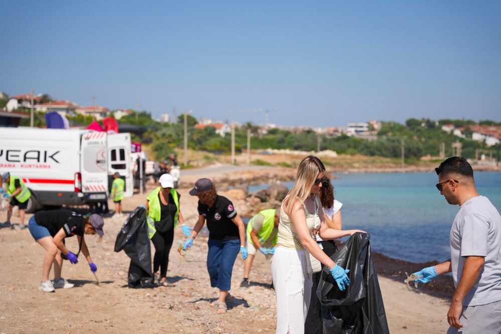 Çeşme’de Aynı Gün Iki Ayrı Noktada Çevre Seferberliğiphoto 2026 06 07 11 58 54 2