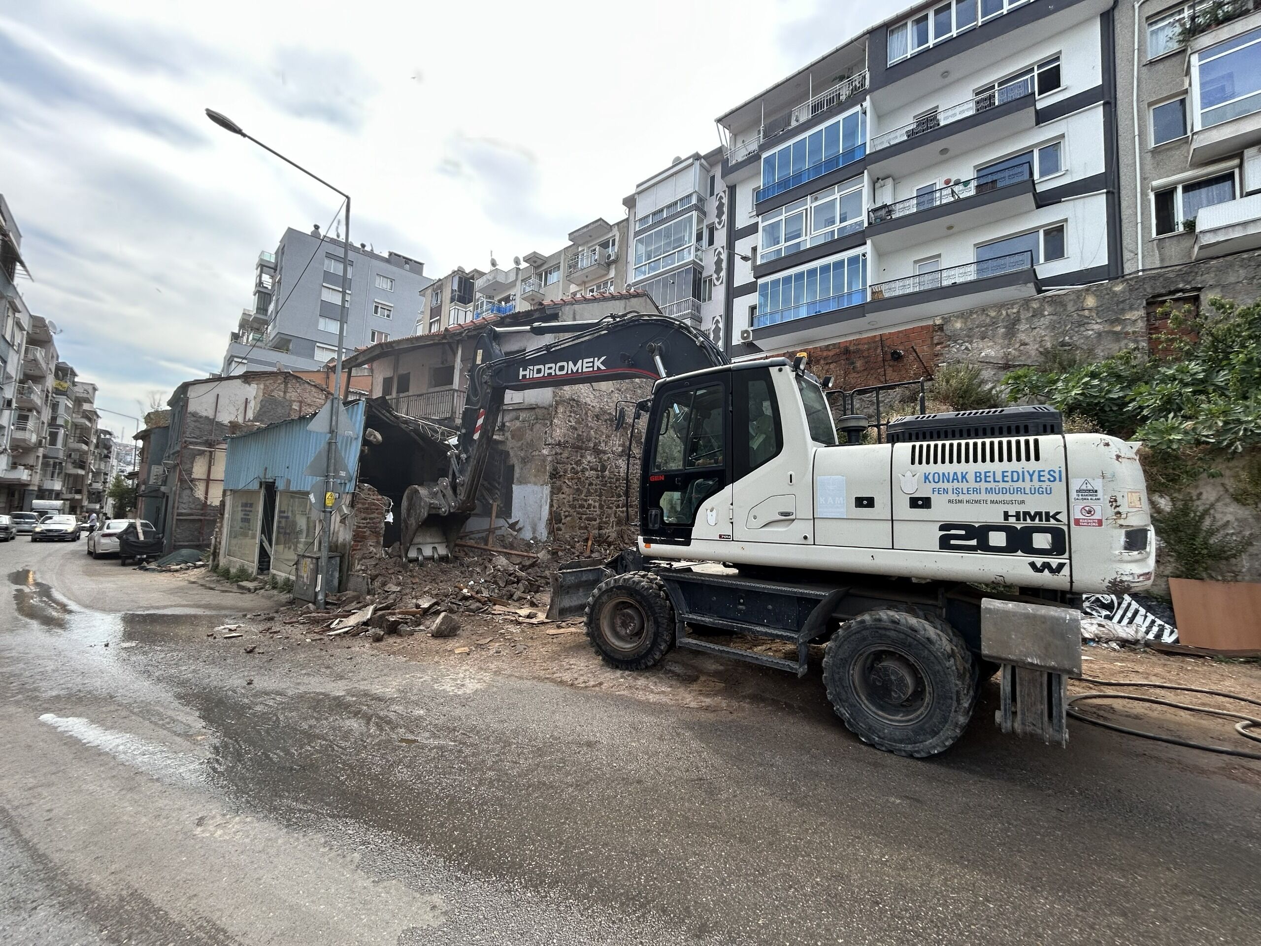 Konak’ta Metruk Bina Yıkımları Tam Gaz (3)
