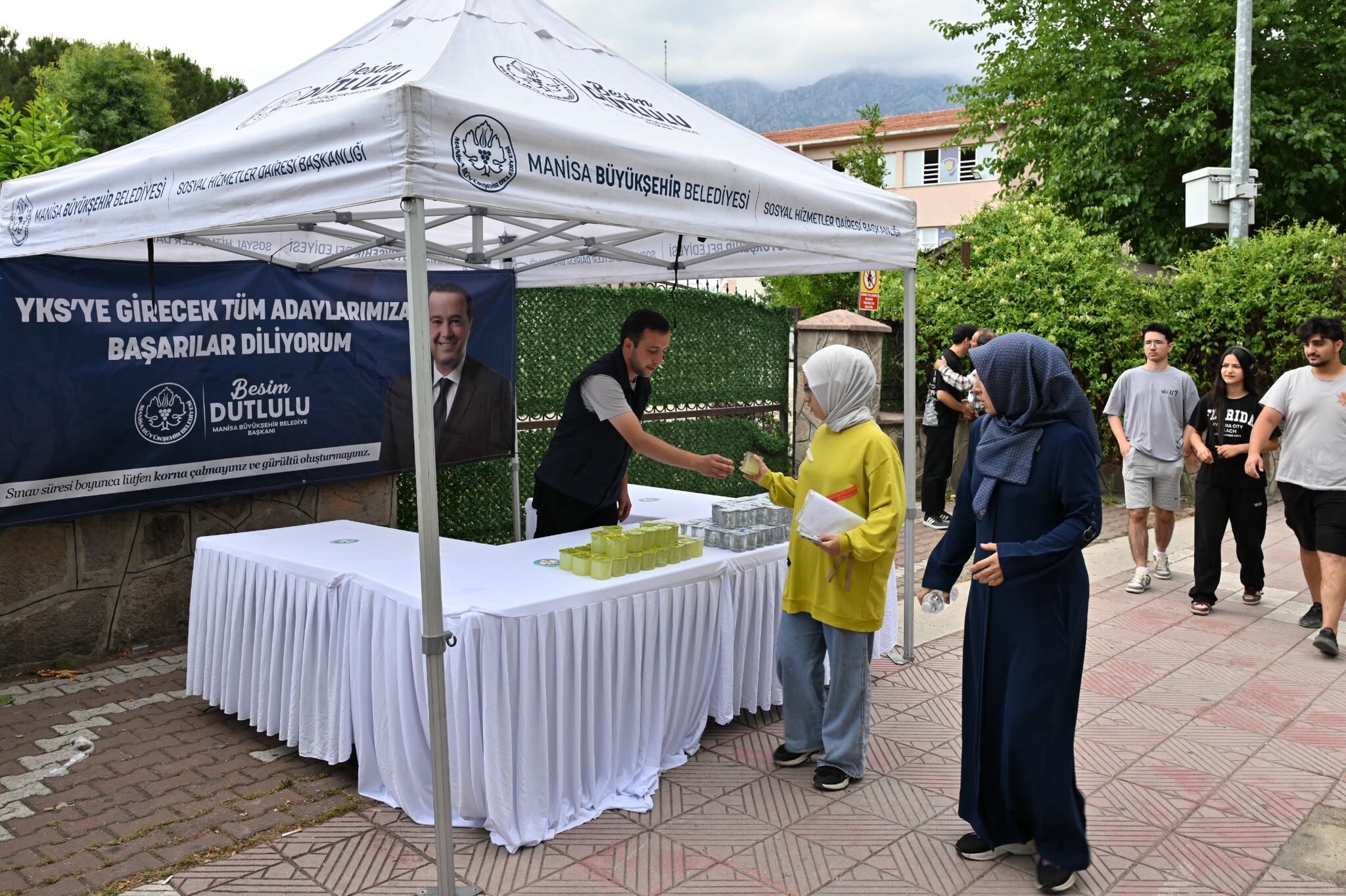 Manisa Büyükşehir’den Yks Adaylarına Su Ve Limonata İkramı (9)