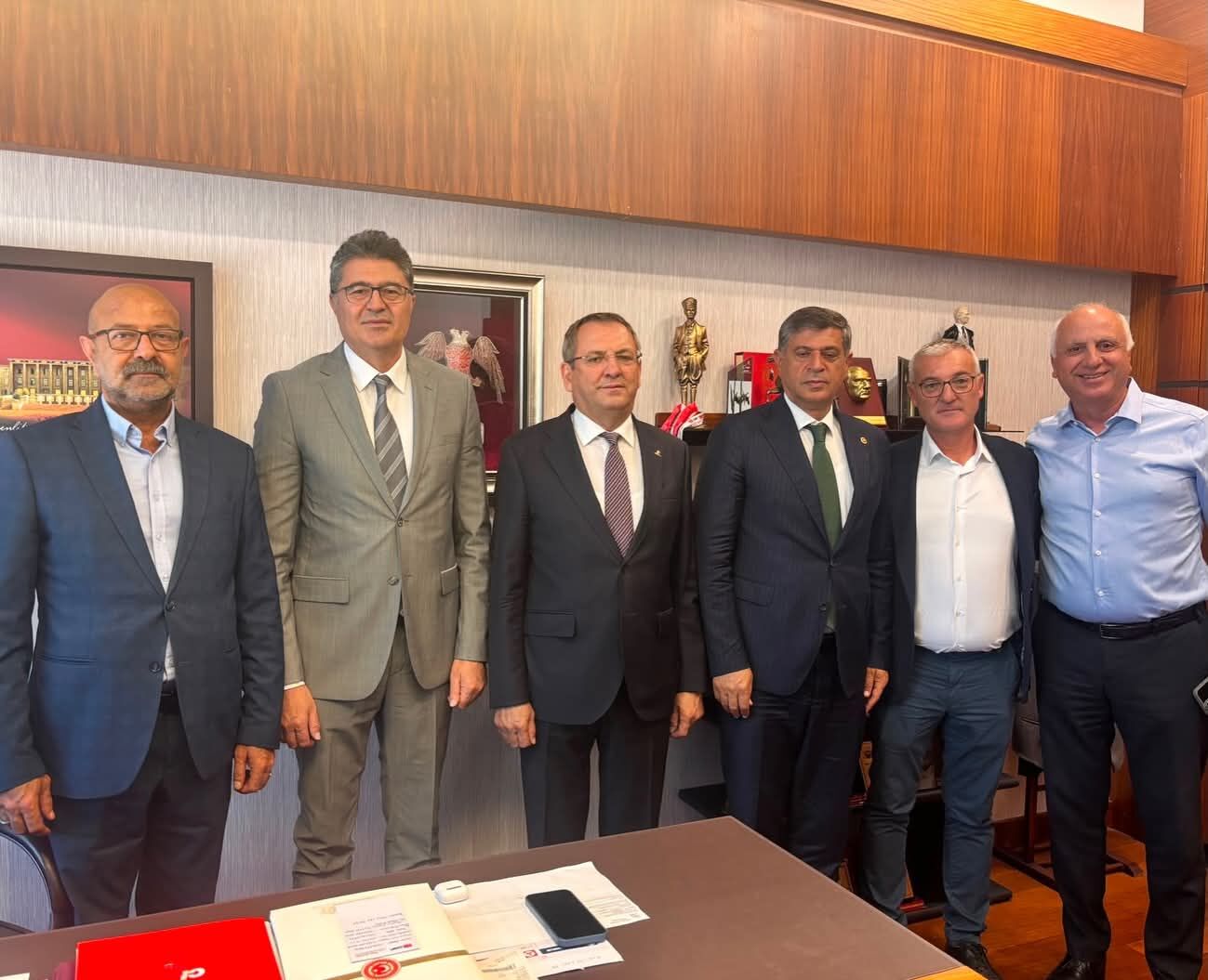 Ayvalık Belediye Başkanı Mesut Ergin, Chp Genel Başkanı Özgür Özel'i Ziyaret Etti 2