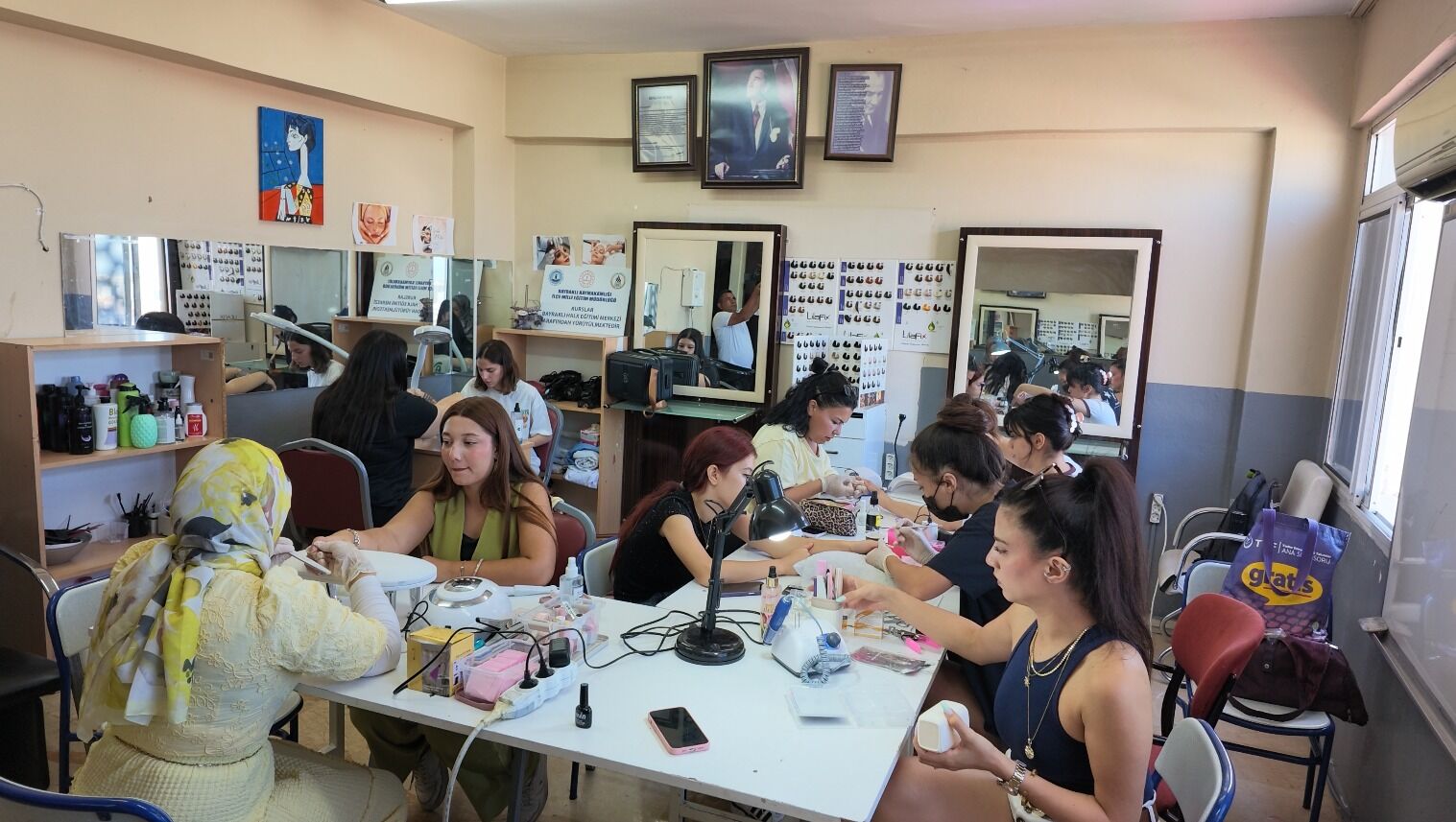 Bayrakli’da Ücretsi̇z Kurslar Kadinlarin Geleceği̇ne Yön Veri̇yor (9)