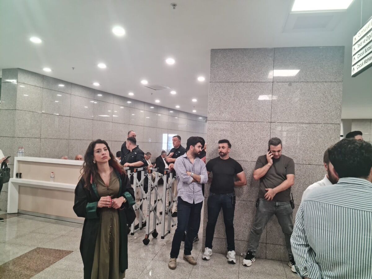 Bu Gördüğünüz Bariyerlerin, Polislerin Ve Özel Korumaların Ardında; Halkın Arasına Karışmaktan K