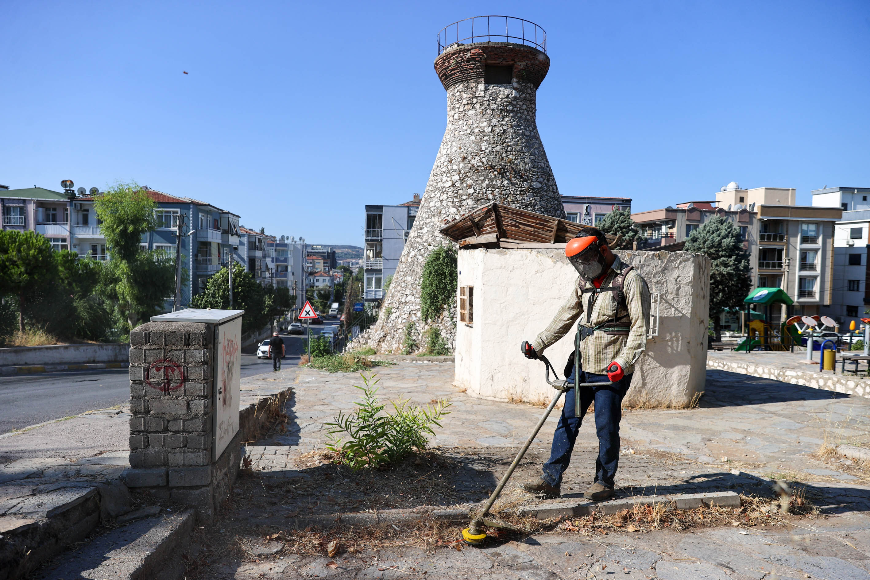 Buca’da Yaz Temizliği Hız Kesmeden Sürüyor1