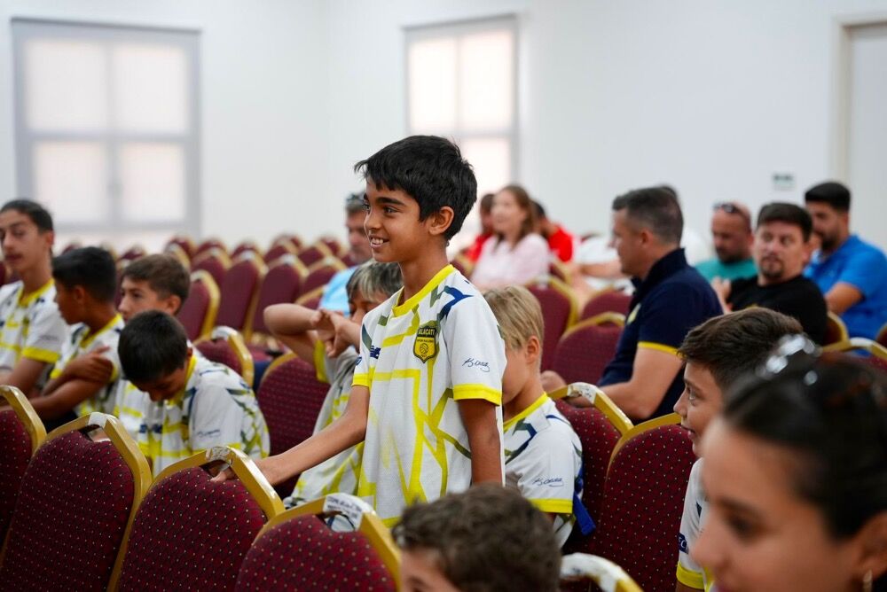 Çeşme'de Genç Sporculara Ekran Bağımlılığı Ve Bilinçli Teknoloji Kullanımı Semineriphoto 2026 06 25 14 02 59