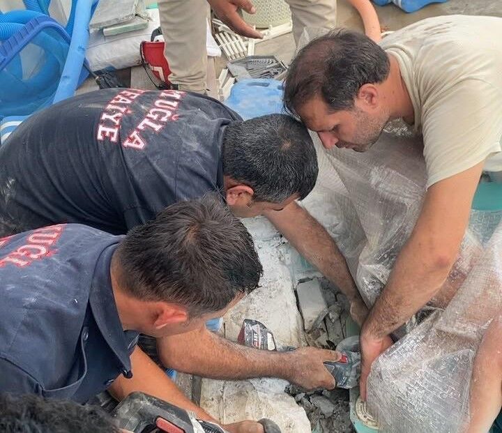 Havuzda Sıkışan 4 Yaşındaki Çocuk Kurtarıldı (3)