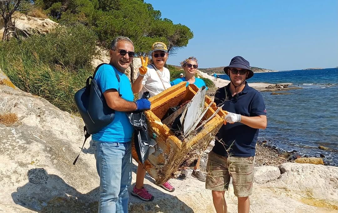 İnci̇r Adasi’ndan 42 Torba Çöp Toplandi 🌿♻️Yeni Foça Çöp Savarlar, Çevre Temizliği Çalışmalarına (3)